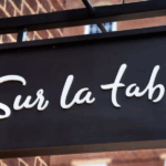 sur la table sale