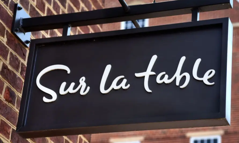 sur la table sale